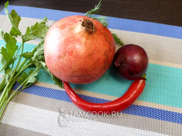 Ингредиенты для салата из граната и лука