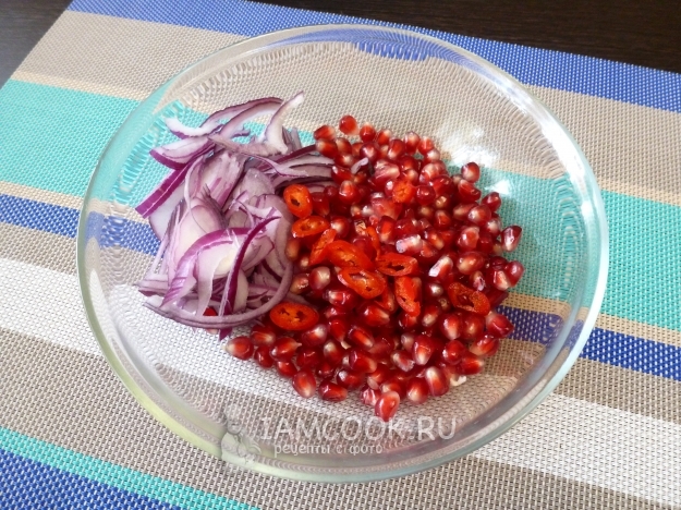 Соединить гранат, лук и перец
