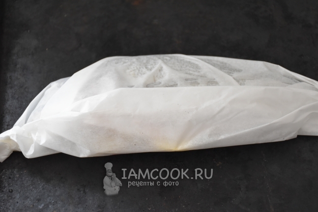 Завернуть рыбу в пергамент