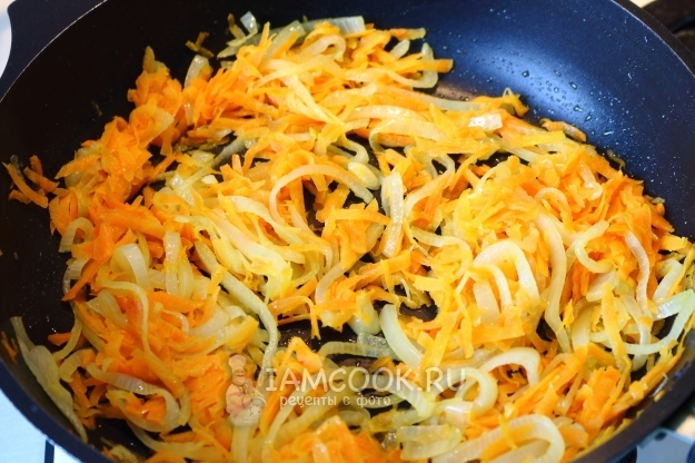 Обжарить лук с морковью