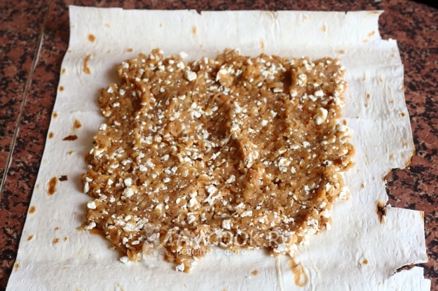 Положить начинку на лаваш