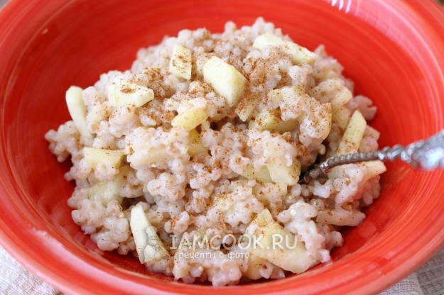 Фото пшеничной каши с яблоками