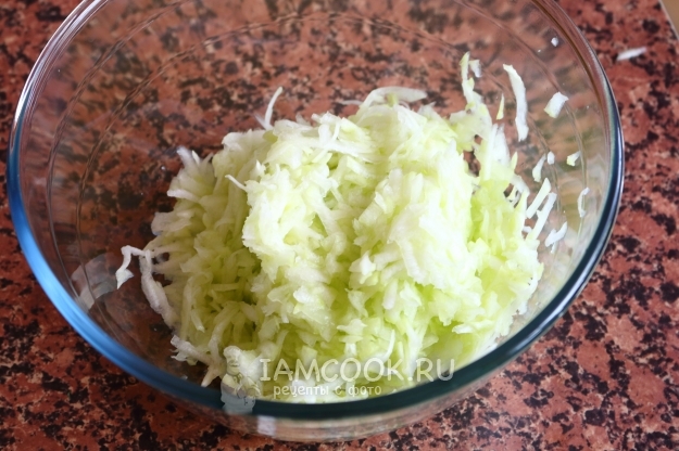 Натереть кабачки