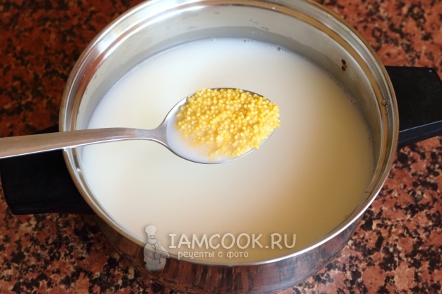 Положить пшено в молоко с водой