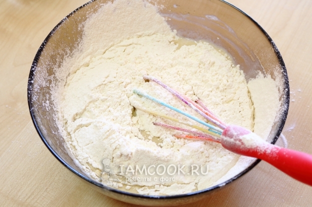 Всыпать муку с содой