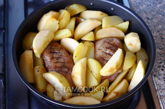Положить в форму мясо, картофель и яблоки