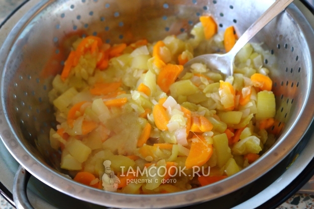 Переложить овощи в дуршлаг