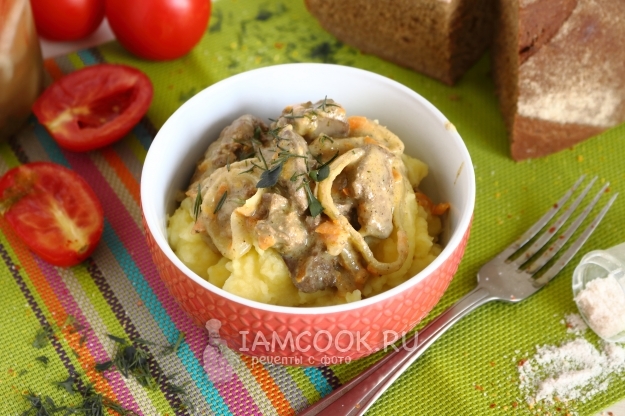 Рецепт тушеной печени со сметаной, морковью и луком
