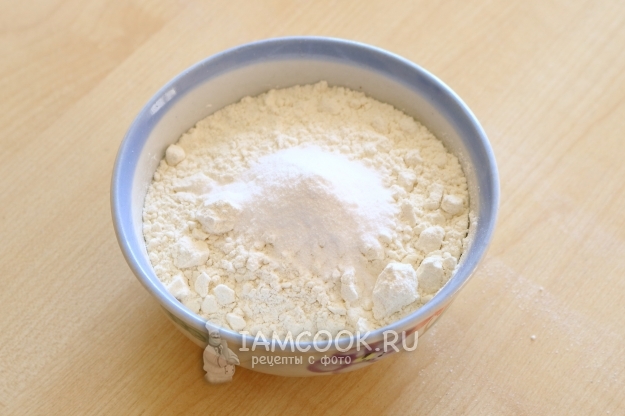 Соединить муку с содой