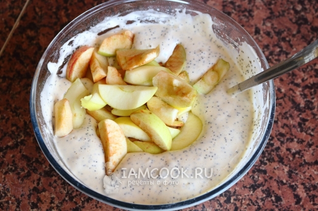 Положить яблоки в тесто
