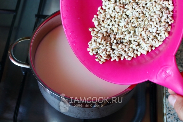 Положить в молоко перловку