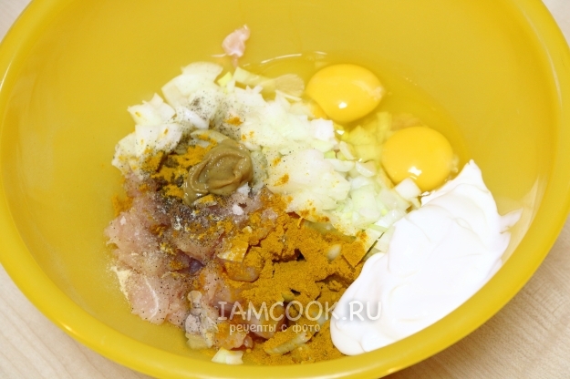 Добавить яйца, сметану и горчицу