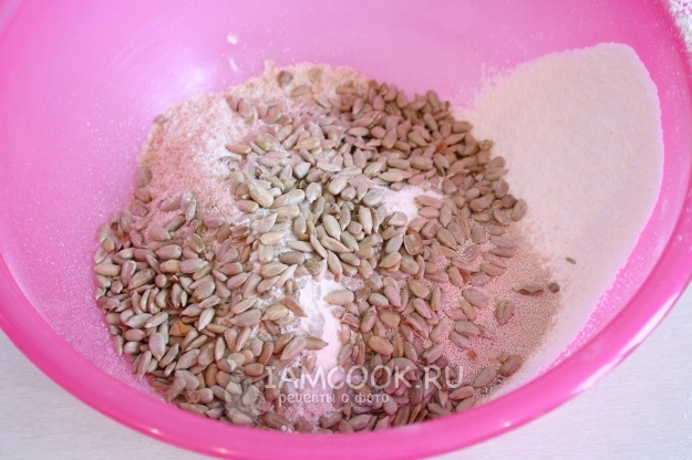 Соединить муку, сахар, дрожжи и семечки