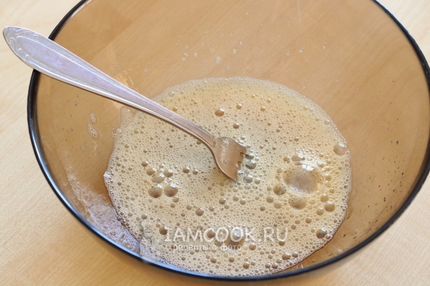 Взбить яйца с сахаром