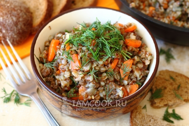 Фото гречки с тушенкой в сковороде