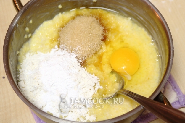 Добавить муку, яйцо и сахар