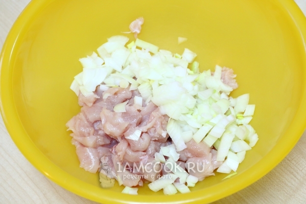 Положить лук и сельдерей