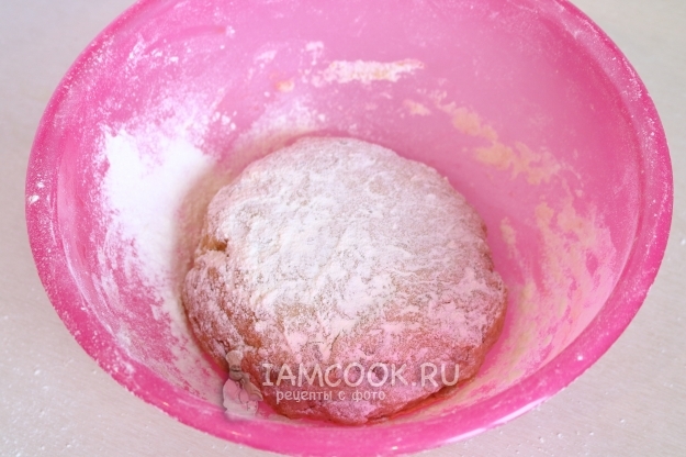 Присыпать тесто мукой