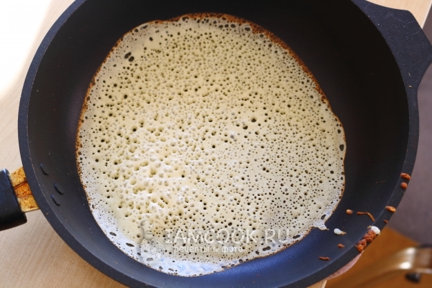 Налить тесто на сковороду