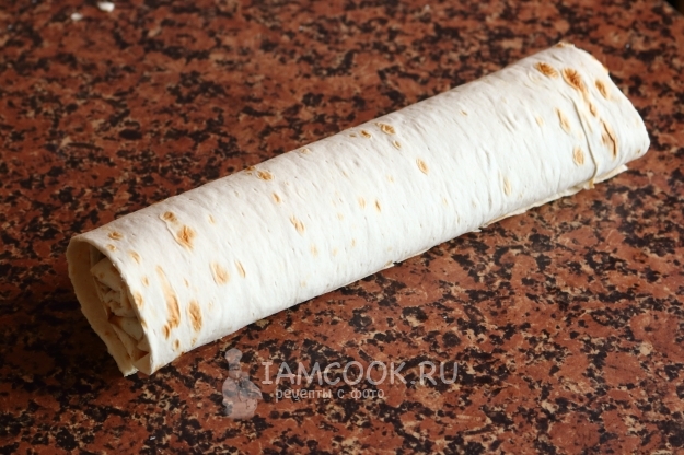 Свернуть лаваш в рулет