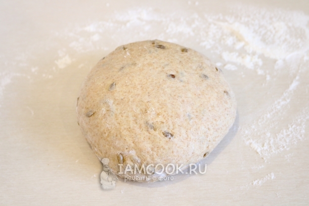 Выложить тесто на стол