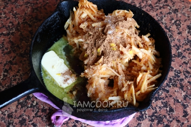 Положить яблоки с корицей на сковороду