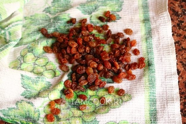 Выложить изюм на полотенце