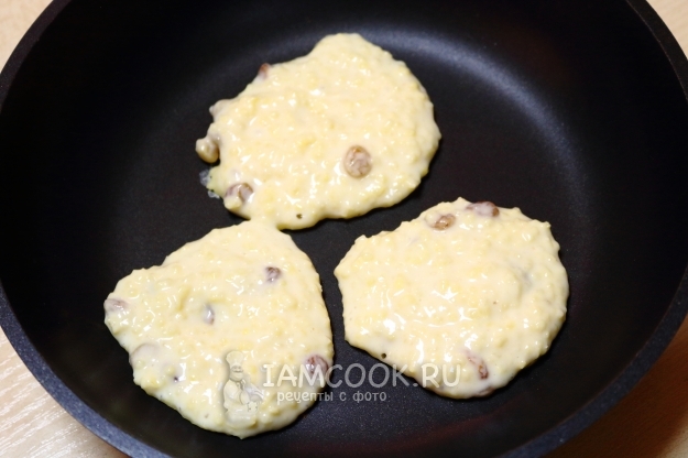 Положить тесто на сковороду