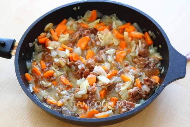 Потушить овощи с тушенкой