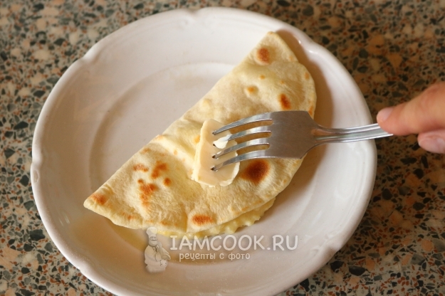 Смазать лепешку маслом