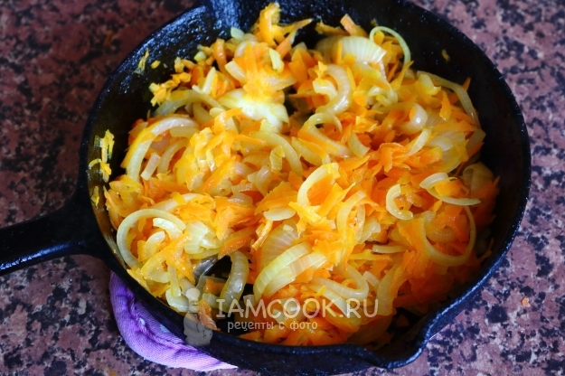 Обжарить лук с морковью