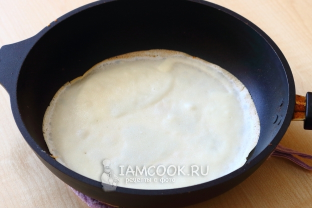 Налить тесто на сковороду