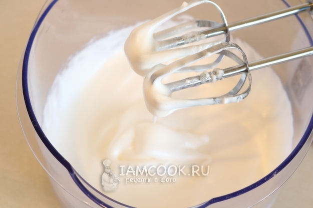 Взбить белки с сахаром