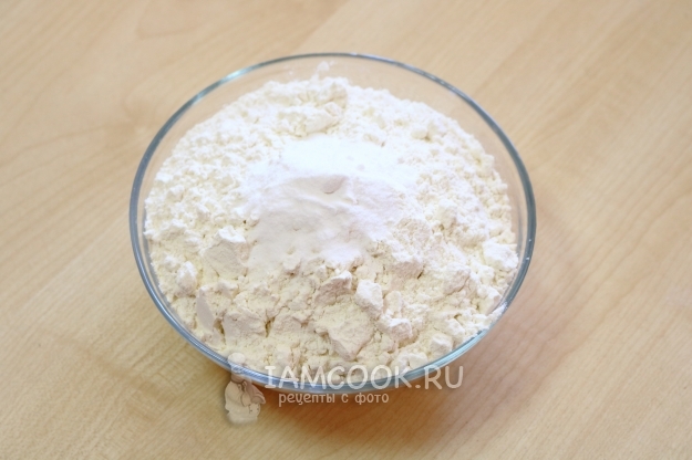 Соединить муку с содой