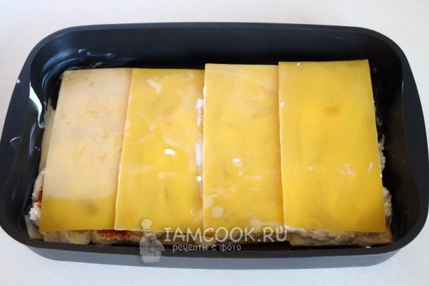 Положить на начинку листы лазаньи