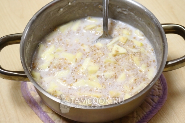 Размешать кашу с яблоками