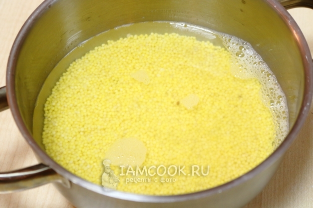 Всыпать в воду пшено