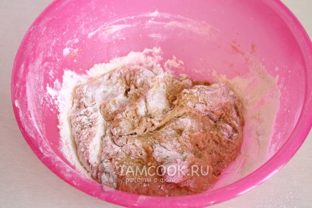 Подсыпать к тесту муку