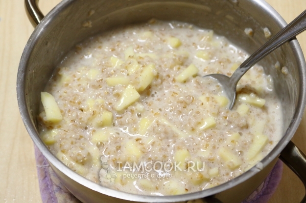 Готовая пшеничная каша с яблоками