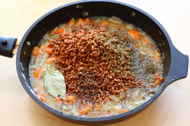 Всыпать гречку и специи