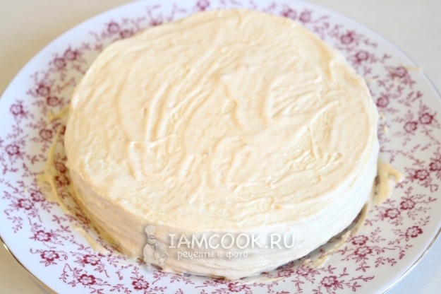 Обмазать торт кремом