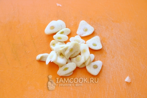 Порезать чеснок