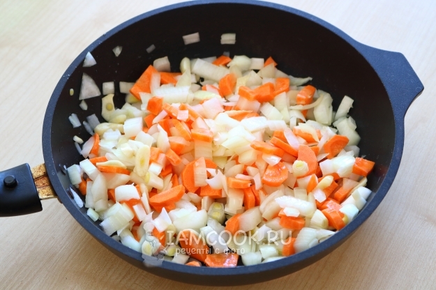 Положить овощи в сковороду