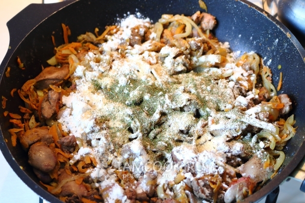 Всыпать муку и специи