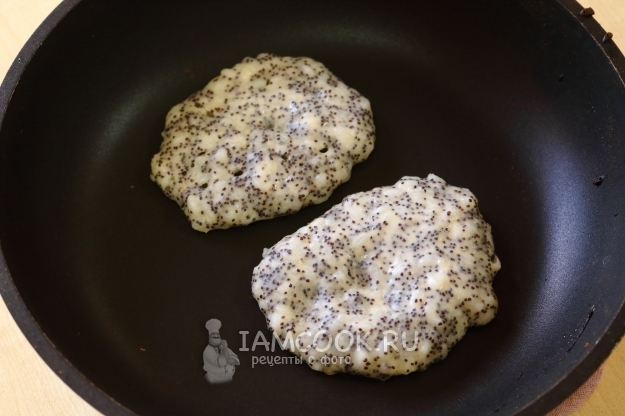 Положить тесто на сковороду