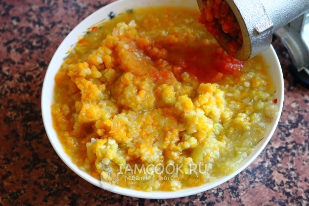 Перекрутить овощи на мясорубке