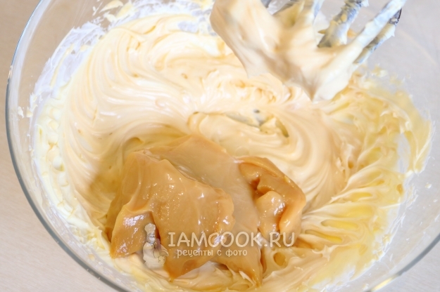 Положить сгущенку