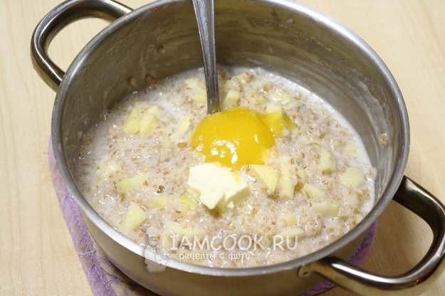 Положить мед и масло