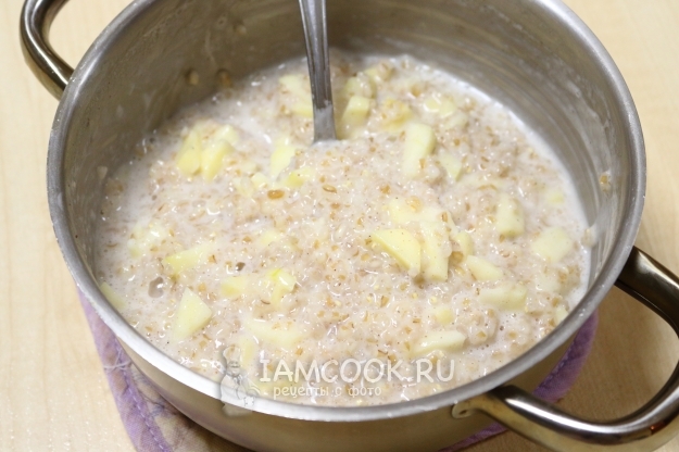 Проварить кашу с яблоками