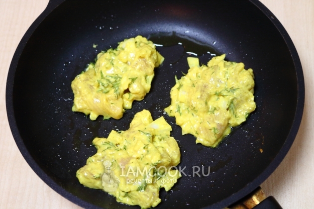 Положить тесто на сковороду